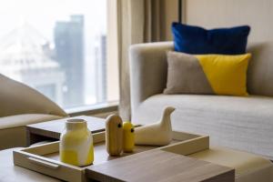 Χώρος καθιστικού στο voco Doha West Bay Suites by IHG