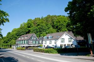 un groupe de maisons sur le côté d'une route dans l'établissement Hotel Restaurant Zur Post, à Odenthal