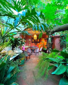 a garden with a table and chairs and plants at Aux 3 Portes in Tangier