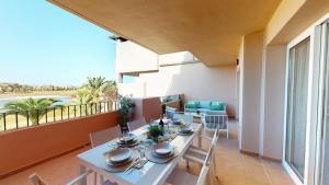 uma sala de jantar com mesa e cadeiras e uma varanda em Casa Cocotero C-A Murcia Holiday Rentals Property em Torre-Pacheco