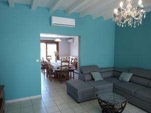 een woonkamer met een bank en een eetkamer bij Gîte climatisé les hirondelles in Pons