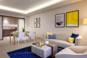 Χώρος καθιστικού στο voco Doha West Bay Suites by IHG
