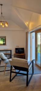 ein Wohnzimmer mit einem Sofa und einem Tisch in der Unterkunft The Brookhouse. Cheerful tiny house with Seaview. in Ilfracombe