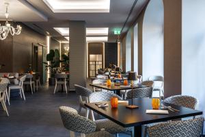 un restaurant avec des tables et des chaises ainsi qu'un bar dans l'établissement Hotel Delle Nazioni, à Rome