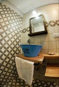 ein Badezimmer mit einer blauen Schüssel auf einem Waschbecken in der Unterkunft Container Cubo Hotel in Quequén