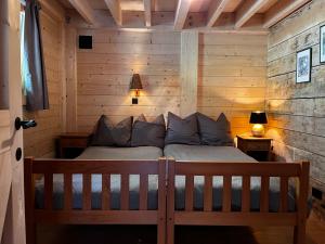 1 dormitorio con 1 cama en una cabaña de madera en Enjoy Eco Lodge en Onhaye