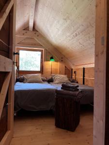 - une chambre avec 2 lits dans une cabane en rondins dans l'établissement Enjoy Eco Lodge, à Onhaye