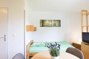 ein kleines Schlafzimmer mit einem Tisch und einem Bett in der Unterkunft GROBO Apartments in Hamburg
