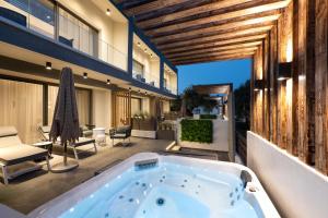 Valen Mare Suites内部或周边的泳池