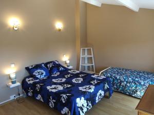 1 dormitorio con cama, escalera y luces en Gîte climatisé les hirondelles, en Pons