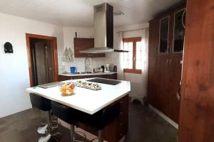 cocina con encimera blanca en una habitación en Charming Villa La Mar, en Albox