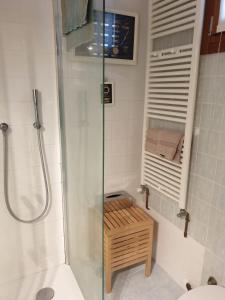 een badkamer met een douche, een toilet en een glazen douche bij Appartamento Cà Lio in Venetië