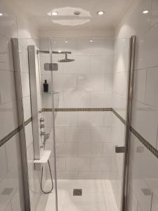 a shower with a glass door in a bathroom at Entre Bastide et Cité et son rooftop in Carcassonne