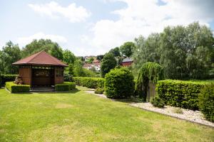 een tuinhuisje in het midden van een tuin bij Vila Markéta in Ledeč nad Sázavou