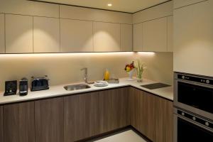 Η κουζίνα ή μικρή κουζίνα στο voco Doha West Bay Suites by IHG