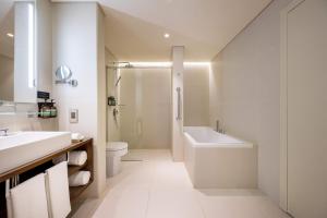 Ένα μπάνιο στο voco Doha West Bay Suites by IHG