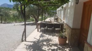 einen Tisch und Stühle an der Seite eines Gebäudes in der Unterkunft Cortijo Blanco in Vélez-Blanco