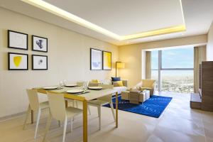 Χώρος καθιστικού στο voco Doha West Bay Suites by IHG