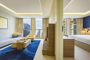 Ένα ή περισσότερα κρεβάτια σε δωμάτιο στο voco Doha West Bay Suites by IHG