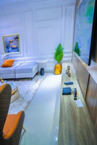 uma sala de estar com uma mesa e um sofá em Plistbooking Xive 3 bedroom Luxury Abuja Apartment em Abuja