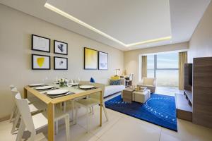 Χώρος καθιστικού στο voco Doha West Bay Suites by IHG