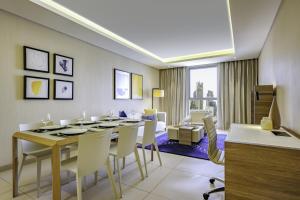 Χώρος καθιστικού στο voco Doha West Bay Suites by IHG