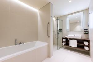 Ένα μπάνιο στο voco Doha West Bay Suites by IHG