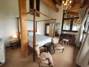 1 Schlafzimmer mit einem Himmelbett und einem Esszimmer in der Unterkunft El Mirador del Chispano in Ayllón