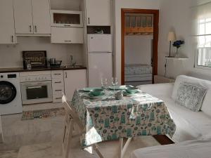 una cocina con mesa y mantel. en Apartamento luminoso casco antiguo San Luis, en Sevilla
