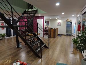 spiralne schody w pokoju z drewnianą podłogą w obiekcie Container Cubo Hotel w mieście Quequén