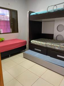 מיטה או מיטות קומותיים בחדר ב-Casa para alérgicos, crianças, idosos e Pets.