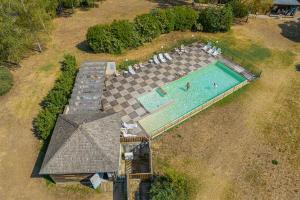 una vista aérea de una casa con piscina en Les Chalets de Booz en Saint-Germain-du-Teil