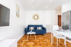 Televízia a/alebo spoločenská miestnosť v ubytovaní Quiet 1 Bdr Downtown Terrace AC & Parking + 23 fotografií