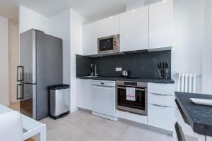 Kuchyňa alebo kuchynka v ubytovaní Quiet 1 Bdr Downtown Terrace AC & Parking