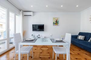 Televízia a/alebo spoločenská miestnosť v ubytovaní Quiet 1 Bdr Downtown Terrace AC & Parking