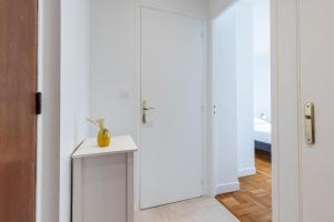 Posteľ alebo postele v izbe v ubytovaní Quiet 1 Bdr Downtown Terrace AC & Parking
