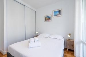 Posteľ alebo postele v izbe v ubytovaní Quiet 1 Bdr Downtown Terrace AC & Parking
