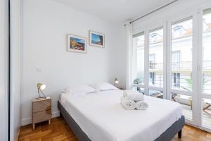 Posteľ alebo postele v izbe v ubytovaní Quiet 1 Bdr Downtown Terrace AC & Parking