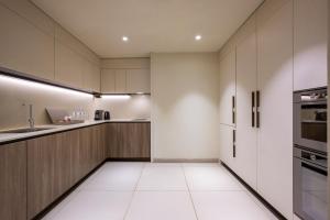 Η κουζίνα ή μικρή κουζίνα στο voco Doha West Bay Suites by IHG