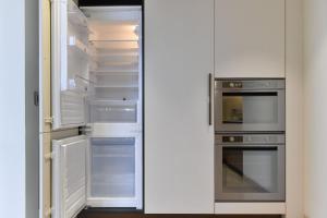 Η κουζίνα ή μικρή κουζίνα στο voco Doha West Bay Suites by IHG