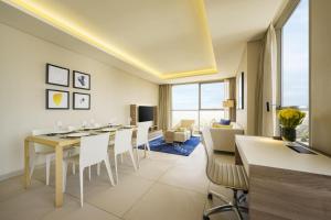 Μια τηλεόραση ή/και κέντρο ψυχαγωγίας στο voco Doha West Bay Suites by IHG