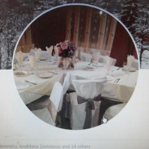 okrągłe zdjęcie stołu z białą tkaniną stołową w obiekcie Alexandra&Alex w mieście Horezu