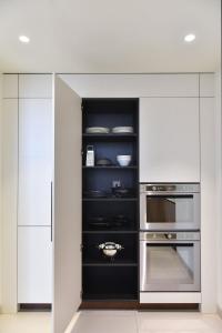 Η κουζίνα ή μικρή κουζίνα στο voco Doha West Bay Suites by IHG