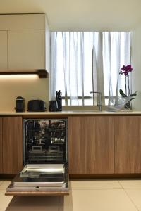 Η κουζίνα ή μικρή κουζίνα στο voco Doha West Bay Suites by IHG