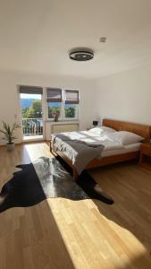 una camera da letto con un letto con ombra sul pavimento di Chebello a Coblenza