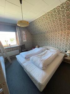En eller flere senge i et værelse på Aroi-D Ørnhøj
