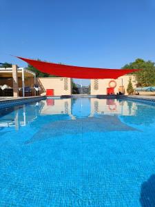 una gran piscina cubierta de color rojo. en Casa Oasis, en Álora
