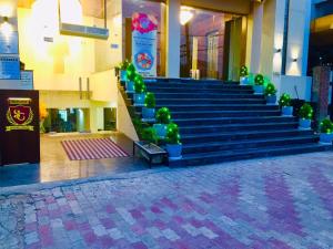 um grupo de escadas num edifício com vasos de plantas em HOTEL SUPERIA GRAND em Zirakpur