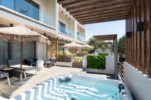 斯卡拉伯塔麦斯Valen Mare Suites的房屋庭院内的游泳池