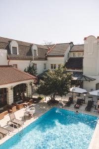 Bazén v ubytování The Elite - Oradea's Legendary Hotel nebo v jeho okolí